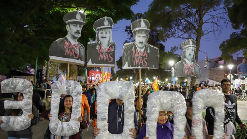 Vigilia y movilización a 50 años del golpe del 24 de marzo | LM Neuquen Vigilia y movilización a 50 años del golpe del 24 de marzo