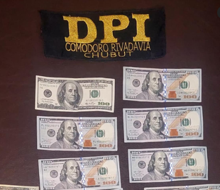 La policía incautó en Comodoro Rivadavia los dólares que la banda le había robado a su víctima en Trevelin. La policía incautó en Comodoro Rivadavia los dólares que la banda le había robado a su víctima en Trevelin.