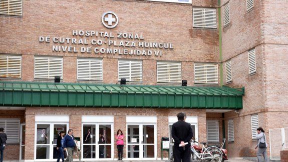 La víctima, que recibió al menos tres disparos, fue trasladada al hospital local, pero falleció a raíz de las heridas.