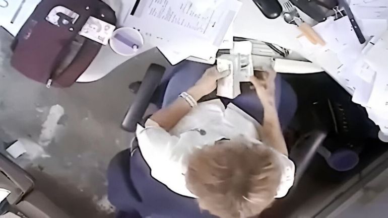 Escándalo: filmaron a una tesorera municipal robando la recaudación y descubrieron un fraude millonario