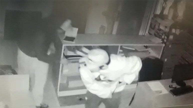 Entraron a robar las oficinas de una empresa y quedaron escrachados en las cámaras