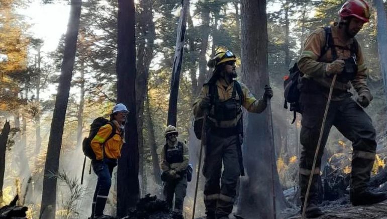 El intendente de Epuyén contó que, tras las últimas lluvias, los brigadistas "trabajan más tranquilos" (foto de archivo). El intendente de Epuyén contó que, tras las últimas lluvias, los brigadistas "trabajan más tranquilos" (foto de archivo).