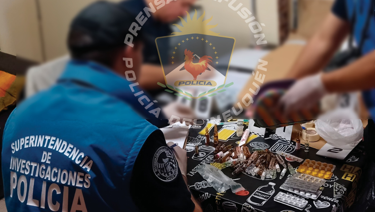 En el domicilio de la enfermera del Hospital de Chos Malal el personal policial encontró gran cantidad de blísters, vacunas, ampollas y otros elementos.