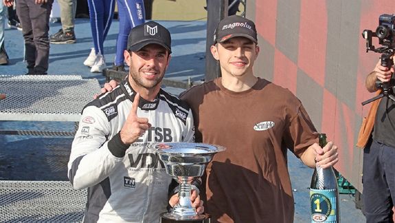 Urcera junto a Iansa con el trofeo por haber ganado la carrera del TC Mouras.&nbsp;