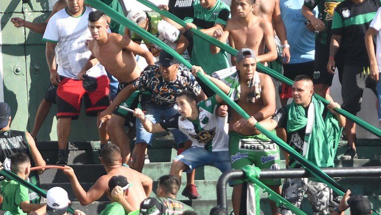 A facazos limpios: la brutal pelea en la tribuna de Chicago