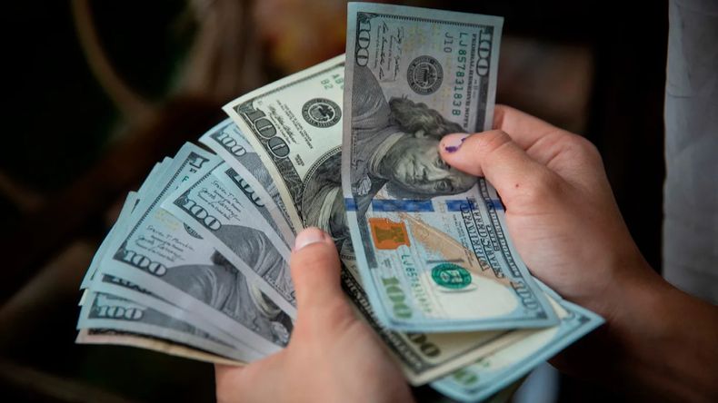 La cotización del dólar blue en vivo. | LM Neuquen La cotización del dólar blue en vivo.