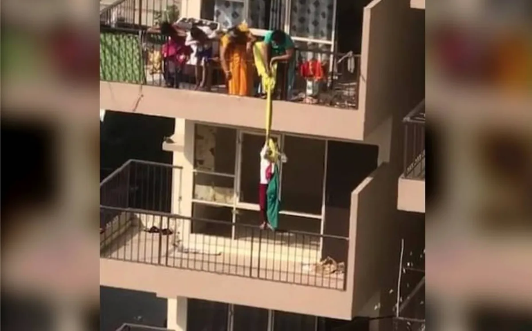 Increíble: colgó a su hijo del balcón para recuperar la ropa que se le había volado