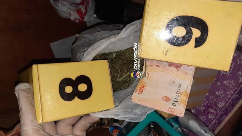 En el kiosco narco del Oeste secuestraron drogas y dinero en efectivo, entre otros elementos de interés par la causa. 
