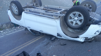 impactante vuelco en la ruta 40: el guardarrail la salvo de caer al rio curi leuvu impactante vuelco en la ruta 40: el guardarrail la salvo de caer al rio curi leuvu