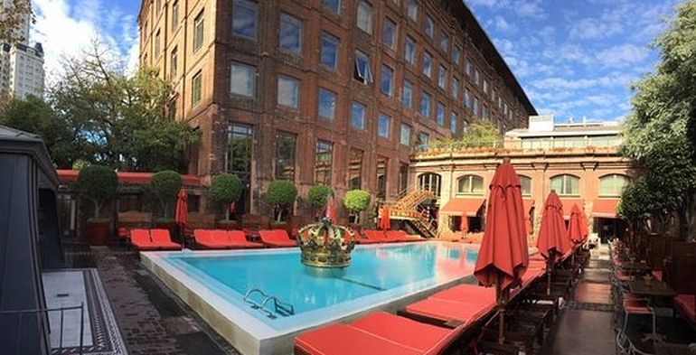 Tener un departamento en el Hotel Faena brinda libre acceso a su exclusiva pileta. Tener un departamento en el Hotel Faena brinda libre acceso a su exclusiva pileta.