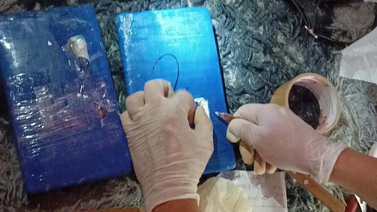 El albañil de Centenario, al ver a la UESPO y el personal de la Comisaría 52, empezó a desparramar la cocaína.