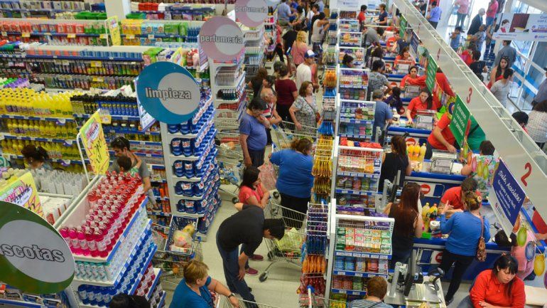 Las grandes cadenas de supermercados de la región no entregarán mercadería gratis
