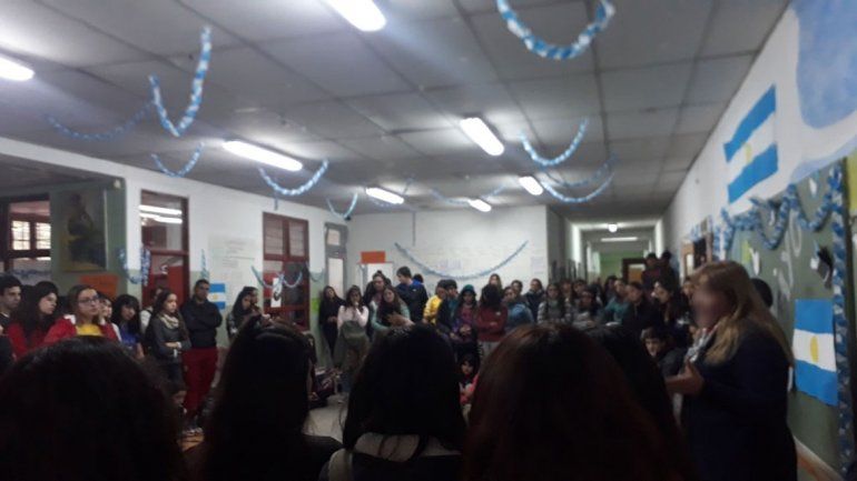 La comunidad del CPEM 50 de Centenario, convulsionada por denuncia de acoso contra un docente