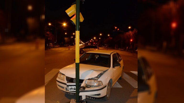 Por distracción chocó contra un semáforo en plena Ruta 40 en Junín