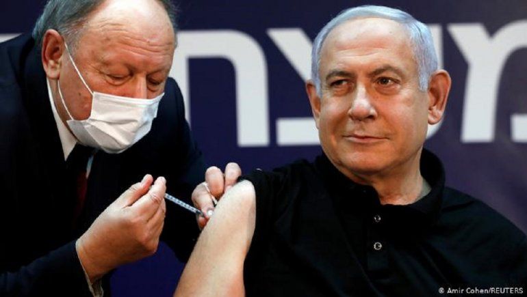 Benjamín Netanyahu, primer ministro de Israel, aplicándose la vacuna Pfizer.