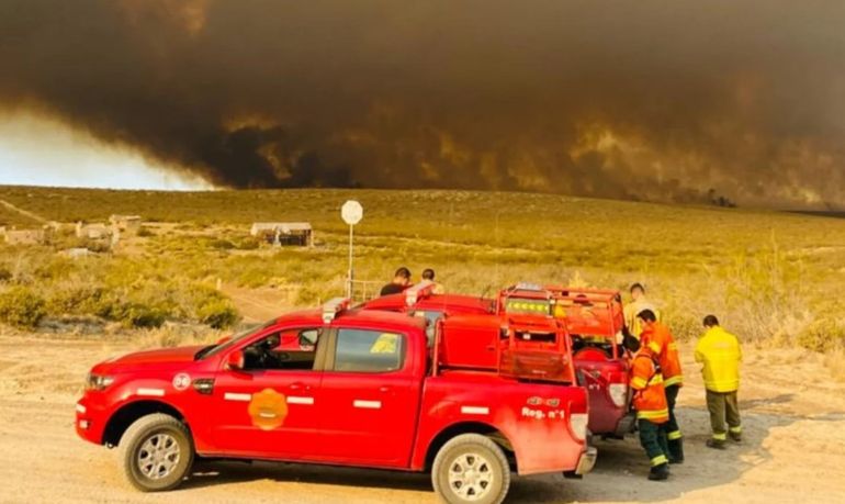 Chubut: Bomberos de Trelew combaten incendios de campos. Chubut: Bomberos de Trelew combaten incendios de campos.