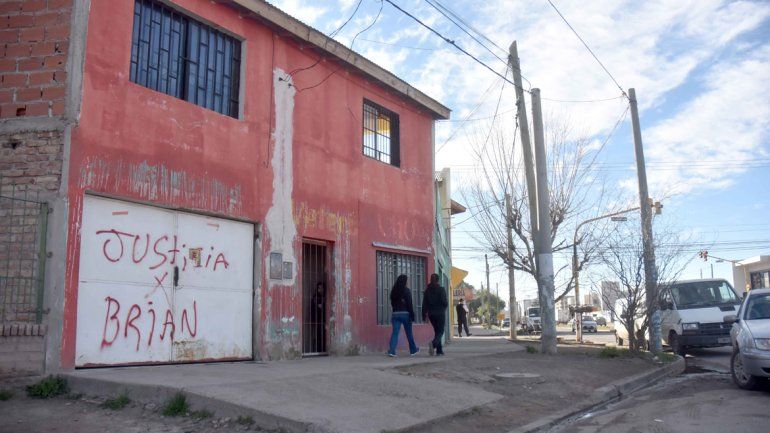 Balearon un departamento e investigan si los motochorros se equivocaron de domicilio