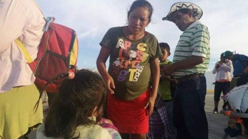 Nació una beba entre la caravana que se dirige hacia EE.UU.