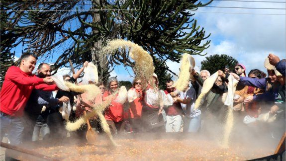 Semana Santa: la paella más grande de Villa Pehuenia fue un éxito