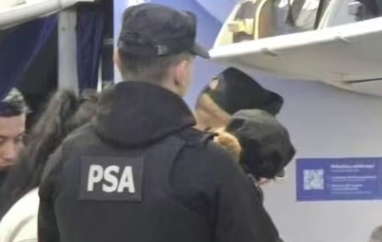Los pasajeros fueron denunciados por exhibiciones obscenas.