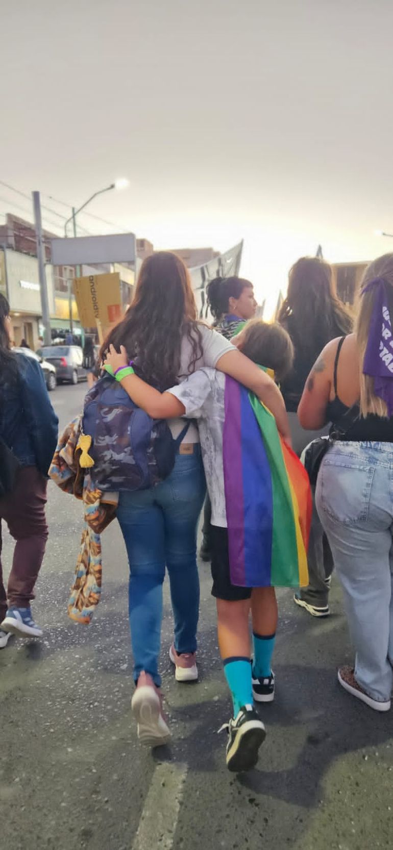 Benja y su mamá marchando por sus derechos.
