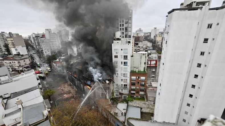 Las impactantes imágenes del depósito clandestino que se incendió en La Plata: analizan demolerlo