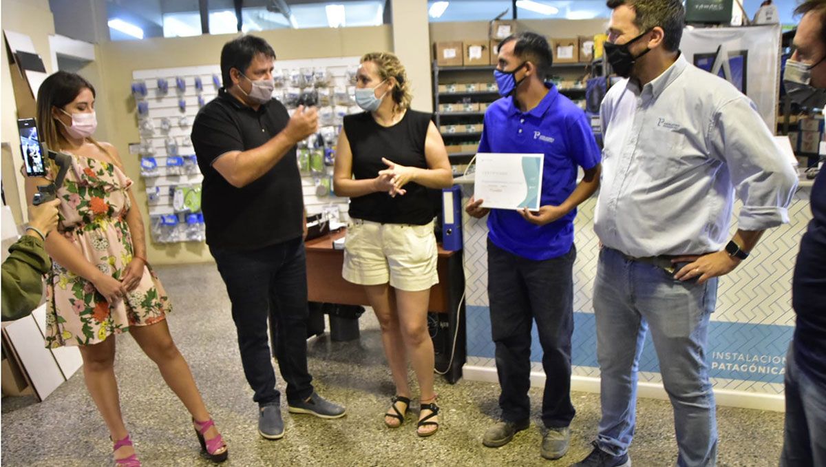 otro comercio neuquino le dio a dos jovenes su primer empleo formal