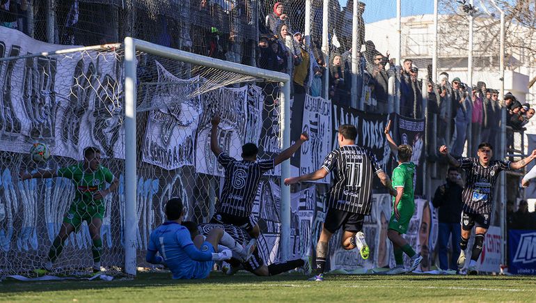 El pibe de Cipo que metió su primer gol como profesional y se lo dedicó a su novia