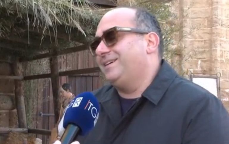 Flavio Filoni, alcalde de Galatone, dijo que hasta pensó en felicitar a los creadores del pesebre por el supuesto realismo. Flavio Filoni, alcalde de Galatone, dijo que hasta pensó en felicitar a los creadores del pesebre por el supuesto realismo.