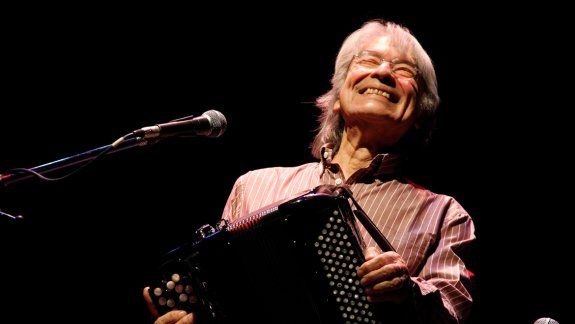 Siete décadas no son nada. El músico relató que aún tiene grandes metas por cumplir, como realizar un disco con jóvenes músicos, grabar junto a una orquesta y hacer bellas melodías con los pueblos originarios.