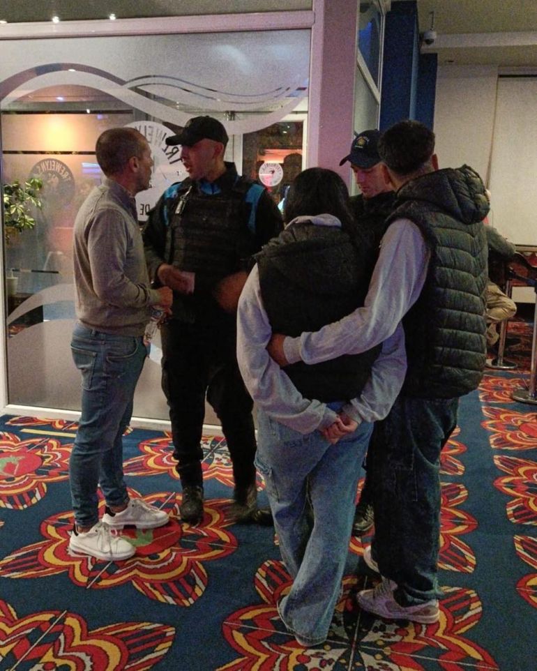 Las autoridades dispusieron el cierre preventivo del casino de Esquel por un mínimo de 48 horas. Las autoridades dispusieron el cierre preventivo del casino de Esquel por un mínimo de 48 horas.