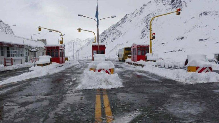 Rescataron a un mochilero que casi se asfixia por el gas de los autos