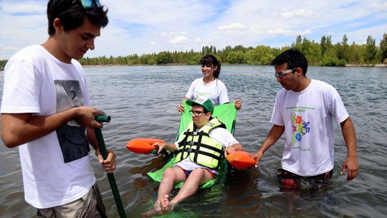 La silla permite que personas con discapacidad puedan disfrutar de los ríos y lagos.
