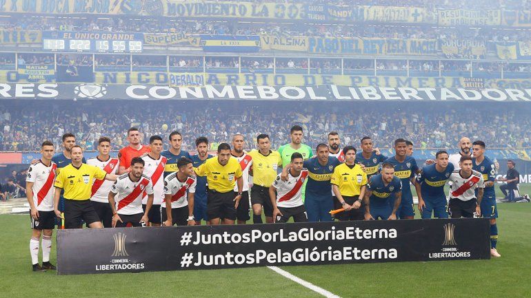 La imponente salida de los equipos en La Bombonera para la Superfinal