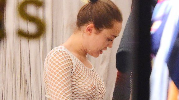 A la vista de todos, la ex estrella de Disney paseó en topless por un shopping.