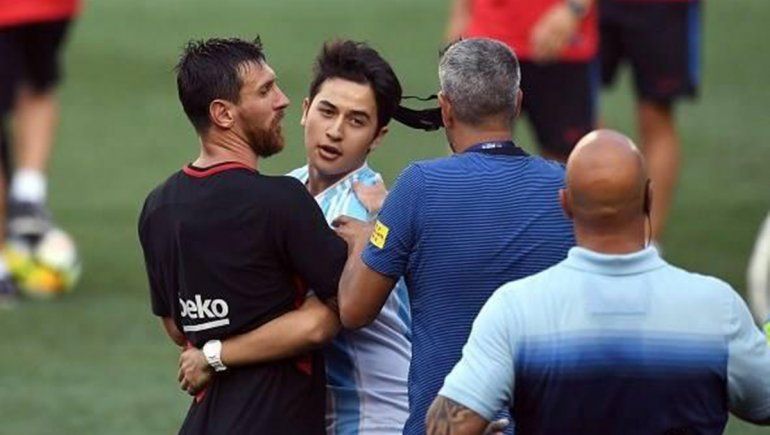 El intruso neuquino que sí pudo llegar a Messi y abrazarlo