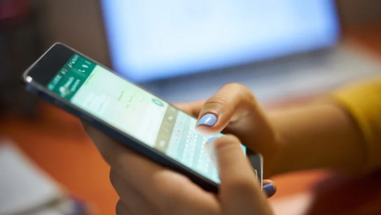 Cómo es correcto saludar en Whatsapp: ¿buen día o buenos días según la RAE?
