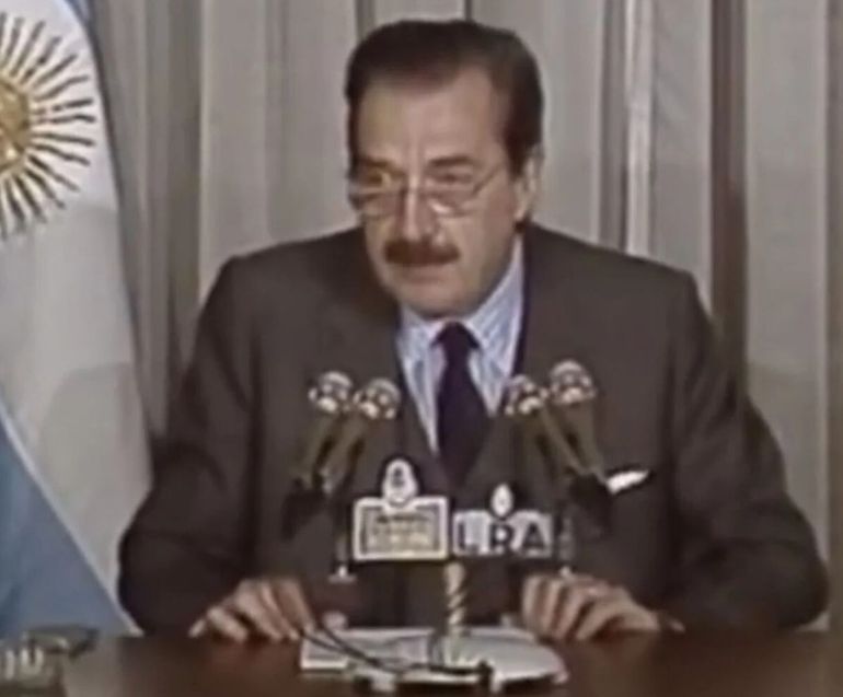 El ex presidente Raúl Alfonsin en 1986, al anunciar su proyecto de llevar la Capital a Viedma y fundar la "Tercera República". El ex presidente Raúl Alfonsin en 1986, al anunciar su proyecto de llevar la Capital a Viedma y fundar la "Tercera República".
