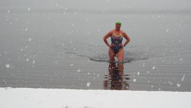 La sirena que nada en aguas heladas y ahora viene por los Siete Lagos