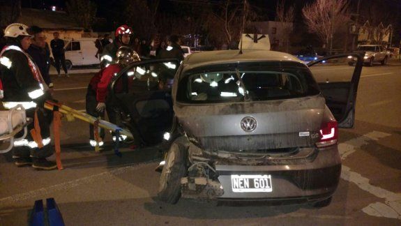 Dobló en contramano y chocó contra un Chevy: una mujer herida