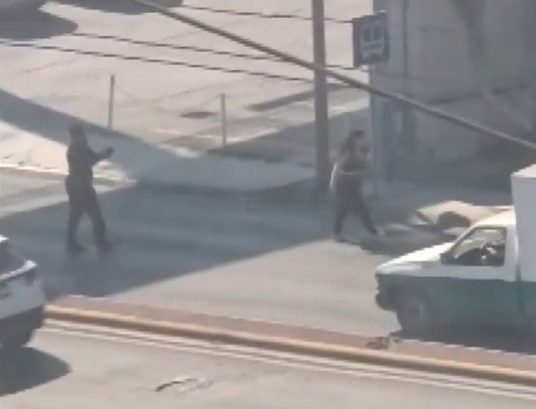 Un policía custodiaba a la joven atropellada tras recibir el reporte de que deambulaba sin sentido por Monterrey, México. Un policía custodiaba a la joven atropellada tras recibir el reporte de que deambulaba sin sentido por Monterrey, México.