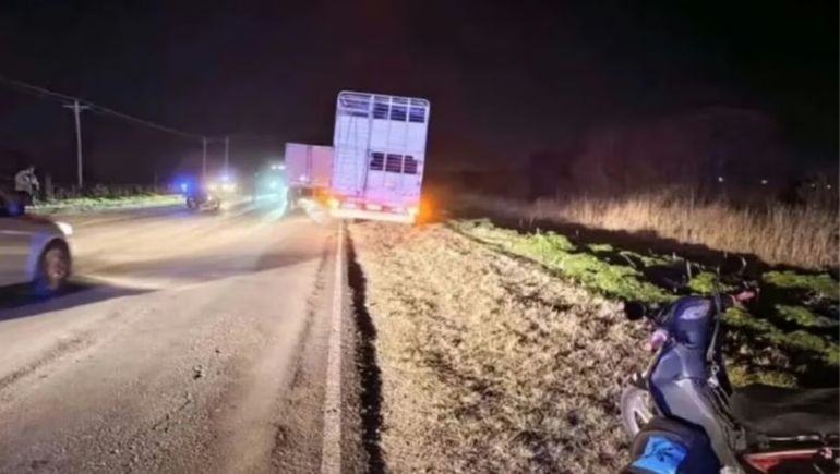 Murió una mujer en la ruta 11: se cayó de la moto y un camión la aplastó