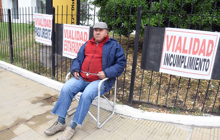 Vialidad le expropió siete hectáreas y se encadenó para pedir que le paguen