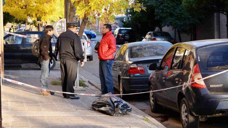 Sobre la vereda de Matheu al 200 encontraron el cadáver del hombre.&nbsp;