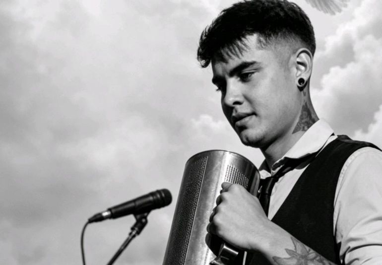 Tras un choque frontal, se apagó su música a los 26 años: la despedida que ningún padre debería escribir