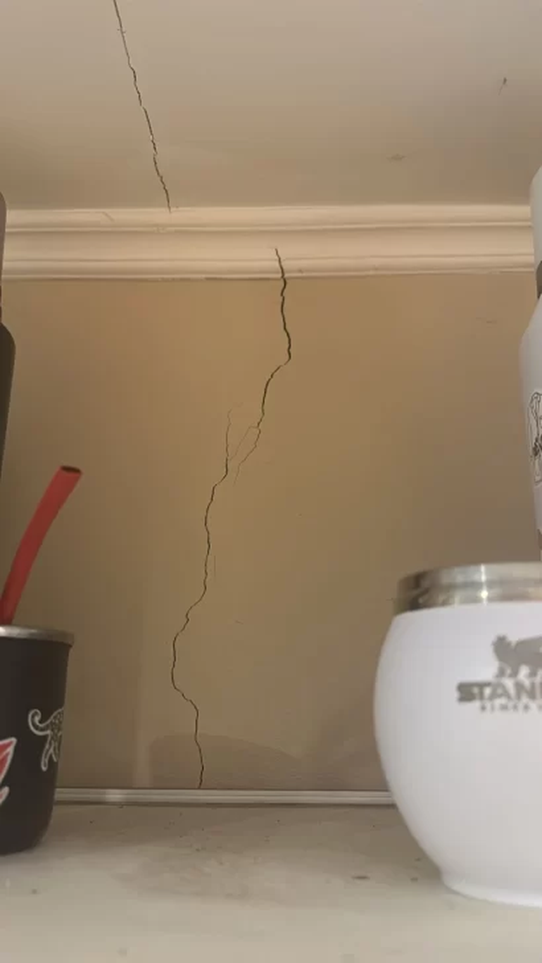 Serias roturas en la casa de un vecino. Foto La Opinión Austral. Serias roturas en la casa de un vecino. Foto La Opinión Austral.