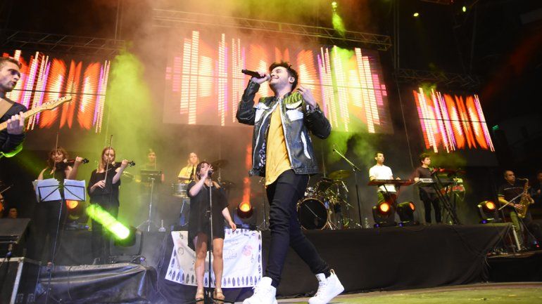 Agustín la rompió en el escenario con su carisma y su alegría.