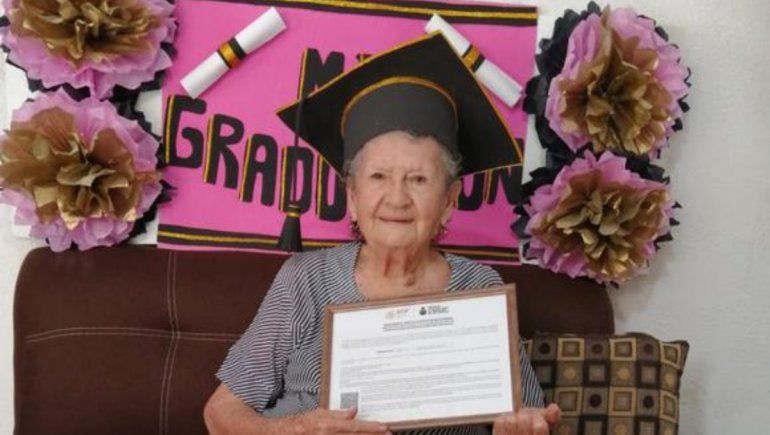 Viral: abuelita quiere ingresar a la universidad tras graduarse de secundaria.