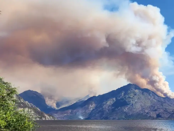 La gran columna de humo que dio cuenta de que el incendio se reavivó en Chubut.