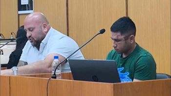 El chinito Araneda junto a su abogado defensor Michel Rischmann. La imagen fue tomada en la audiencia de formulación de cargos realizada este domingo. El chinito Araneda junto a su abogado defensor Michel Rischmann. La imagen fue tomada en la audiencia de formulación de cargos realizada este domingo.